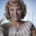 22-12-1976 Conny Vink at studio Amsterdam

[keywords]Eyecontact, Smiling, Singer, Half Length, Posed[/keywords]